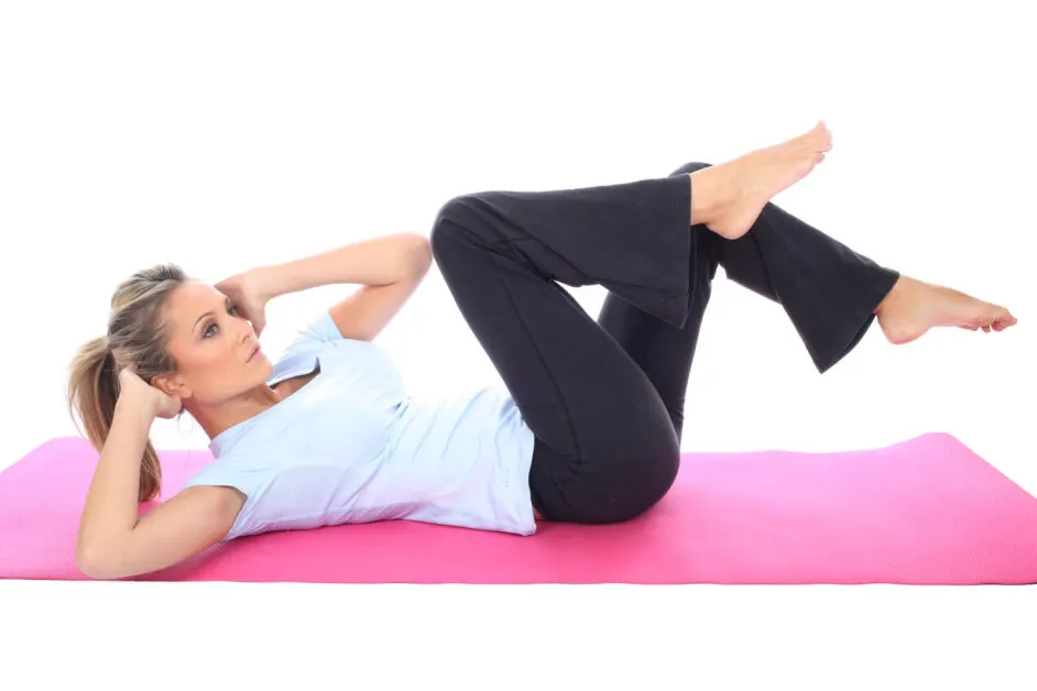 woman doing bicycle crunch